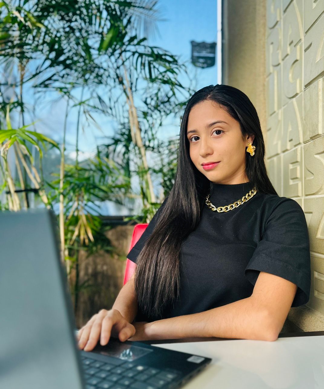 Elenise trabalhando em um notebook